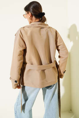 Parça Detaylı Düğmeli Kısa Trençkot Latte - Kadın Giyim Modelleri