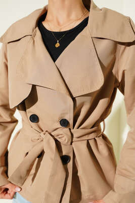 Parça Detaylı Düğmeli Kısa Trençkot Latte - Kadın Giyim Modelleri