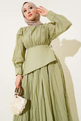 Parça Detaylı Kırışık Elbise Çağla Yeşili - Tesettür Elbise