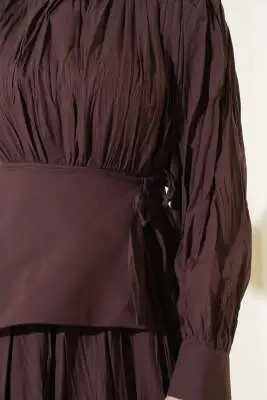 Parça Detaylı Kırışık Elbise Kahve - Tesettür Elbise