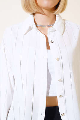 Parlak Çizgili Metal Düğmeli Gömlek Beyaz - Kadın Giyim Modelleri