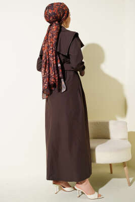 Pelerin Detaylı Kemerli Elbise Kahve - Elbise