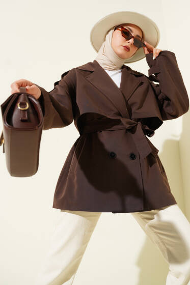 Pelerin Detaylı Kuşaklı Kısa Trençkot Kahve - Yeni Tesettür Giyim