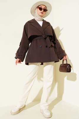 Pelerin Detaylı Kuşaklı Kısa Trençkot Kahve - Yeni Tesettür Giyim