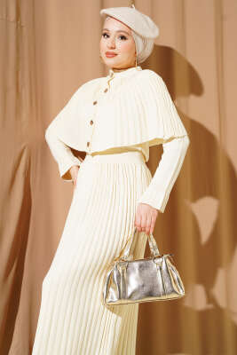 Pelerin Detaylı Pileli Triko Elbise Ekru - Elbise