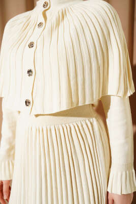 Pelerin Detaylı Pileli Triko Elbise Ekru - Elbise