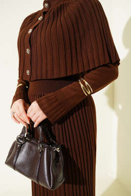 Pelerin Detaylı Pileli Triko Elbise Kahve - Elbise