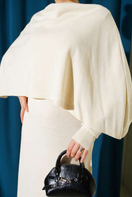 Pelerin Detaylı Triko Elbise Ekru - Elbise