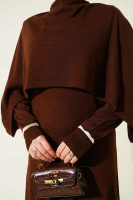 Pelerin Detaylı Triko Elbise Kahve - Elbise