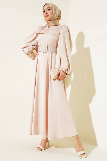 Pelerinli Kemerli Saten Elbise Bej - Elbise
