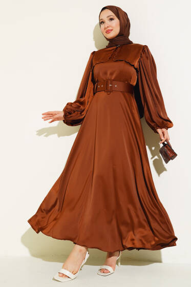 Pelerinli Kemerli Saten Elbise Kahve - Elbise