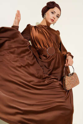 Pile Yakalı Taş Detaylı Saten Abiye Elbise Kahve 