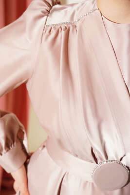 Pile Yakalı Taş Detaylı Saten Abiye Elbise Bej - Tesettür Elbise