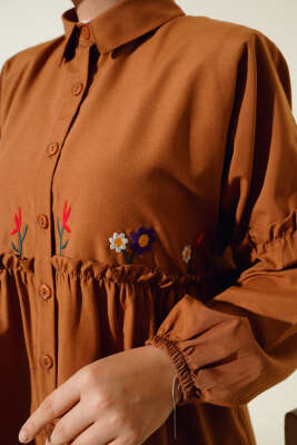 Pileli Çiçek Nakışlı Gömlek Taba - Yılın Fırsatı