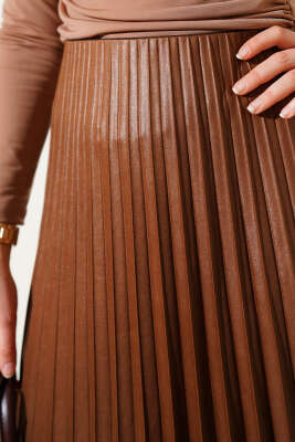 Pileli Deri Görünümlü Bel Lastikli Etek Büsküvi - Uzun Etek