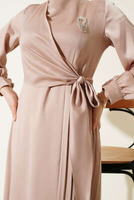 Pileli Yan Bağlamalı Saten Abiye Elbise Bej - Elbise
