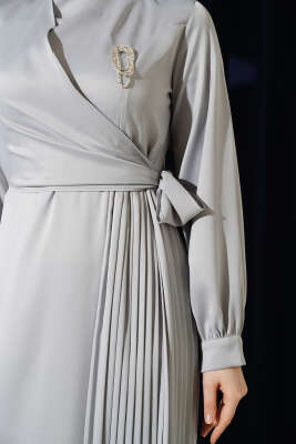 Pileli Yan Bağlamalı Saten Abiye Elbise Gri - Elbise