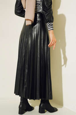 Piliseli Deri Görünüm Etek Siyah - Uzun Etek