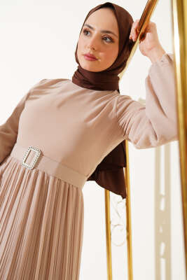 Piliseli Fırfırlı Kuşaklı Şifon Elbise Bej - Tesettür Elbise