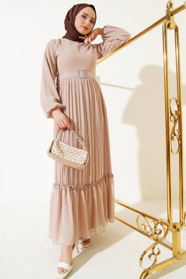 Piliseli Fırfırlı Kuşaklı Şifon Elbise Bej - Tesettür Elbise