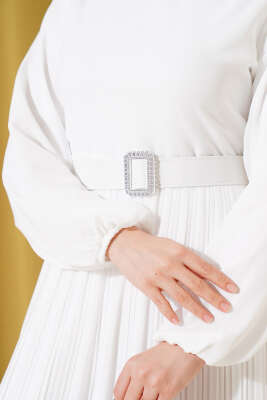 Piliseli Fırfırlı Kuşaklı Şifon Elbise Beyaz - Tesettür Elbise