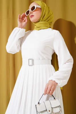 Piliseli Fırfırlı Kuşaklı Şifon Elbise Beyaz - Tesettür Elbise