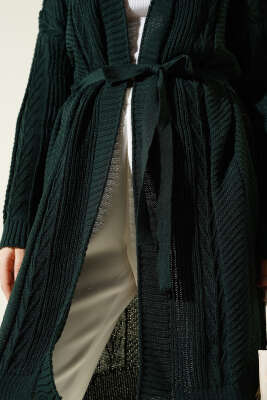 Pirinç Örgü Desenli Kuşaklı Triko Hırka Zümrüt Yeşili - Triko Hırka