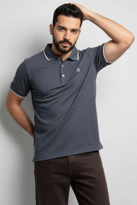 Polo Yaka Düğmeli Arma Detaylı Erkek T-shirt Füme 