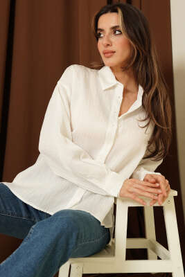 Pul Detaylı Çizgi Kabartma Gömlek Beyaz - Kadın Giyim Modelleri