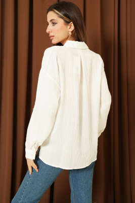 Pul Detaylı Çizgi Kabartma Gömlek Beyaz - Kadın Giyim Modelleri