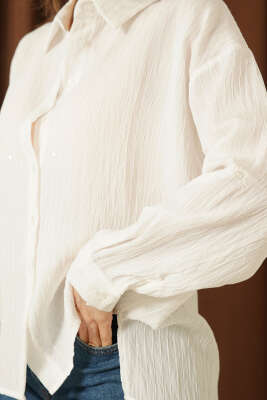 Pul Detaylı Çizgi Kabartma Gömlek Beyaz - Kadın Giyim Modelleri