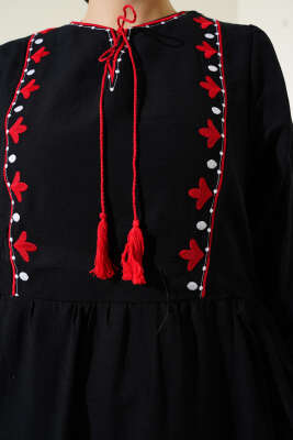 Püskül Yakalı Nakışlı Elbise Siyah - Tesettür Elbise