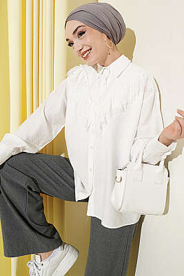 Püsküllü V Dantelli Gömlek Ekru 