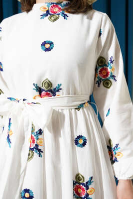 Renkli Çiçek Nakışlı Kuşaklı Elbise Beyaz - Tesettür Elbise