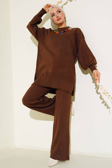 Renkli Kolyeli İkili Takım Kahve - Triko