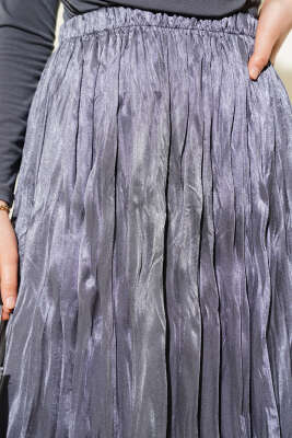 Saten Görünümlü Kırışık Etek Füme - Uzun Etek