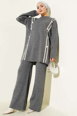 Şerit Detaylı Düğmeli Triko İkili Takım Füme - SUDE NAZ