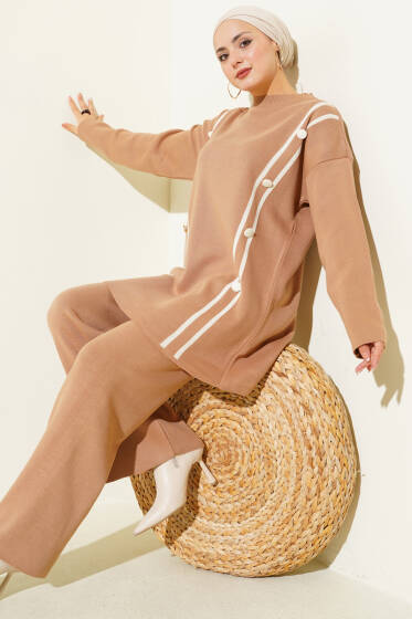 Şerit Detaylı Düğmeli Triko İkili Takım Latte - İkili Takım