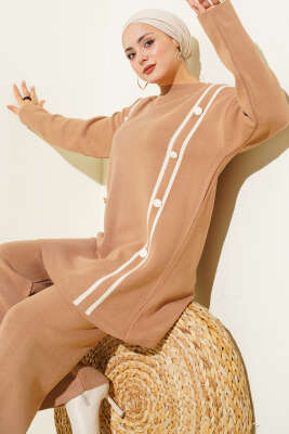 Şerit Detaylı Düğmeli Triko İkili Takım Latte - İkili Takım