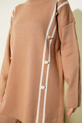 Şerit Detaylı Düğmeli Triko İkili Takım Latte - İkili Takım