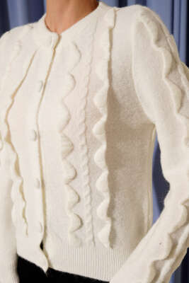 Şerit Fırfırlı Yumoş Kısa Triko Hırka Ekru - Kadın Giyim Modelleri