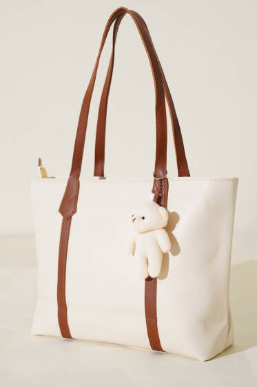 Şeritli Ayıcık Aksesuarlı Omuz Çantası Krem - Kol Çantası