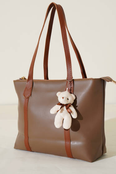 Şeritli Ayıcık Aksesuarlı Omuz Çantası Vizon - Kol Çantası