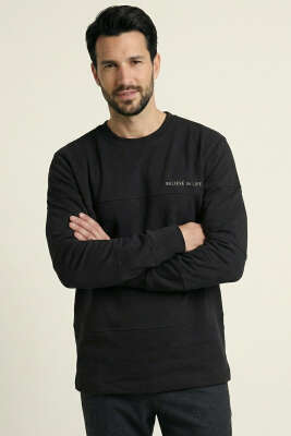 Şeritli Yaka Yazılı Erkek Sweatshirt Siyah - DEEP POİNT