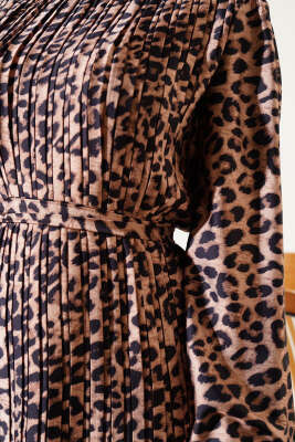 Sık Pileli Leopar Desen Saten Elbise Camel - Tesettür Elbise