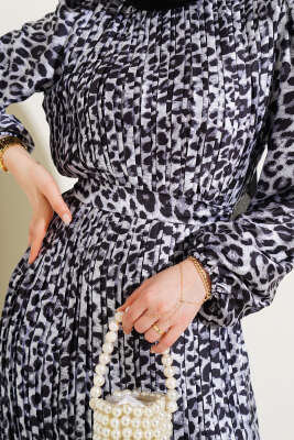 Sık Pileli Leopar Desen Saten Elbise Gri - Tesettür Elbise