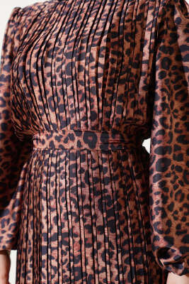 Sık Pileli Leopar Desen Saten Elbise Taba - Tesettür Elbise