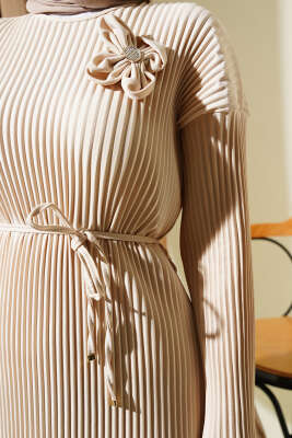 Sık Piliseli Bel İp Kuşaklı Elbise Bej - Tesettür Elbise