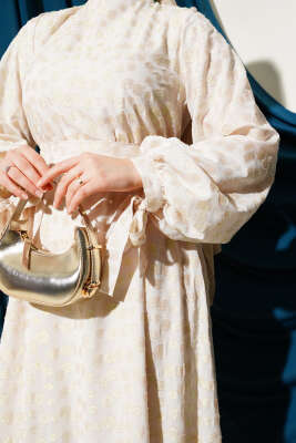 Sim Puantiyeli Volanlı Kuşaklı Elbise Bej - Tesettür Elbise