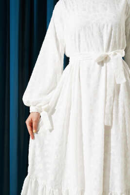 Sim Puantiyeli Volanlı Kuşaklı Elbise Beyaz - Tesettür Elbise